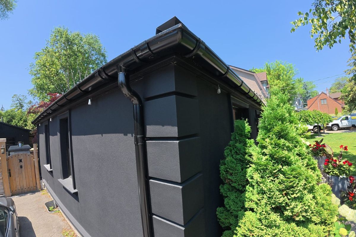 mississauga-black-metal-gutter-downspout Black steel gutter system with downspout on modern home in Mississauga