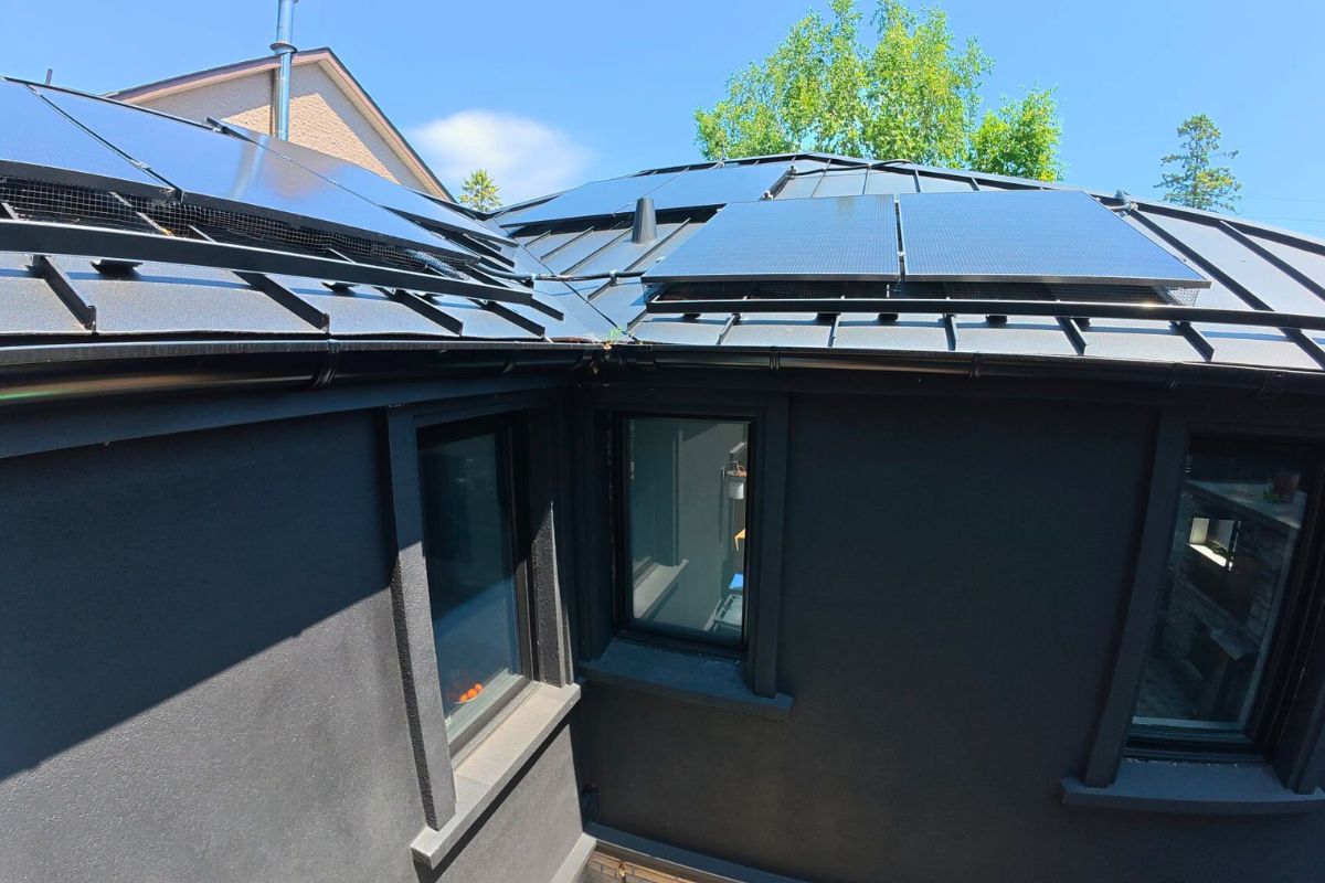 mississauga-metal-roof-solar-panels Solar panels installed on standing seam black metal roof in Mississauga
